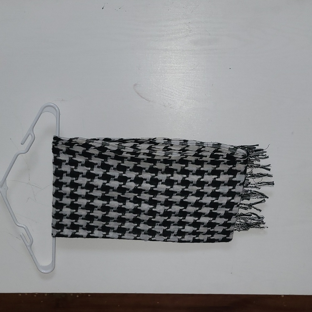 Women's scarf/wrap Black and White